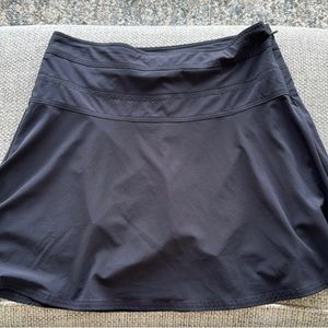 Athleta skort sz 12. In great condition. Lightweight stay dry material.